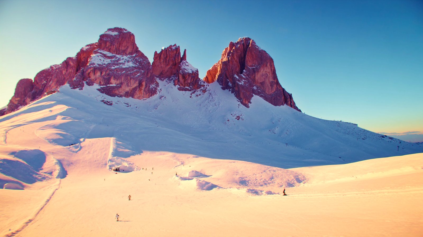 Skiing the Sellaronda below the Dolomite spires